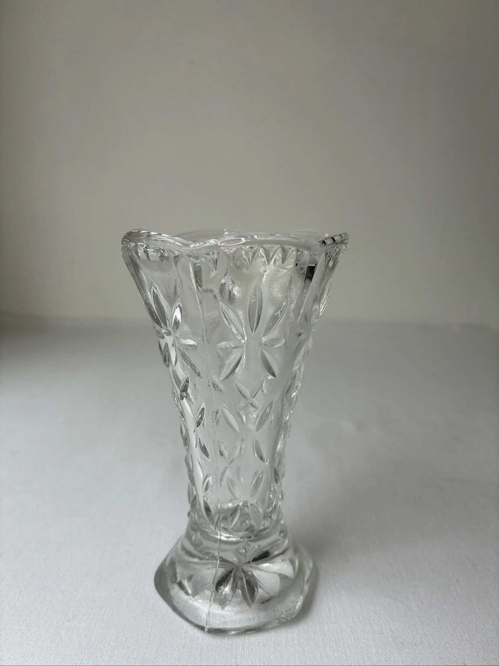 Sierlijk vintage glazen bloemenvaasje met golfrand